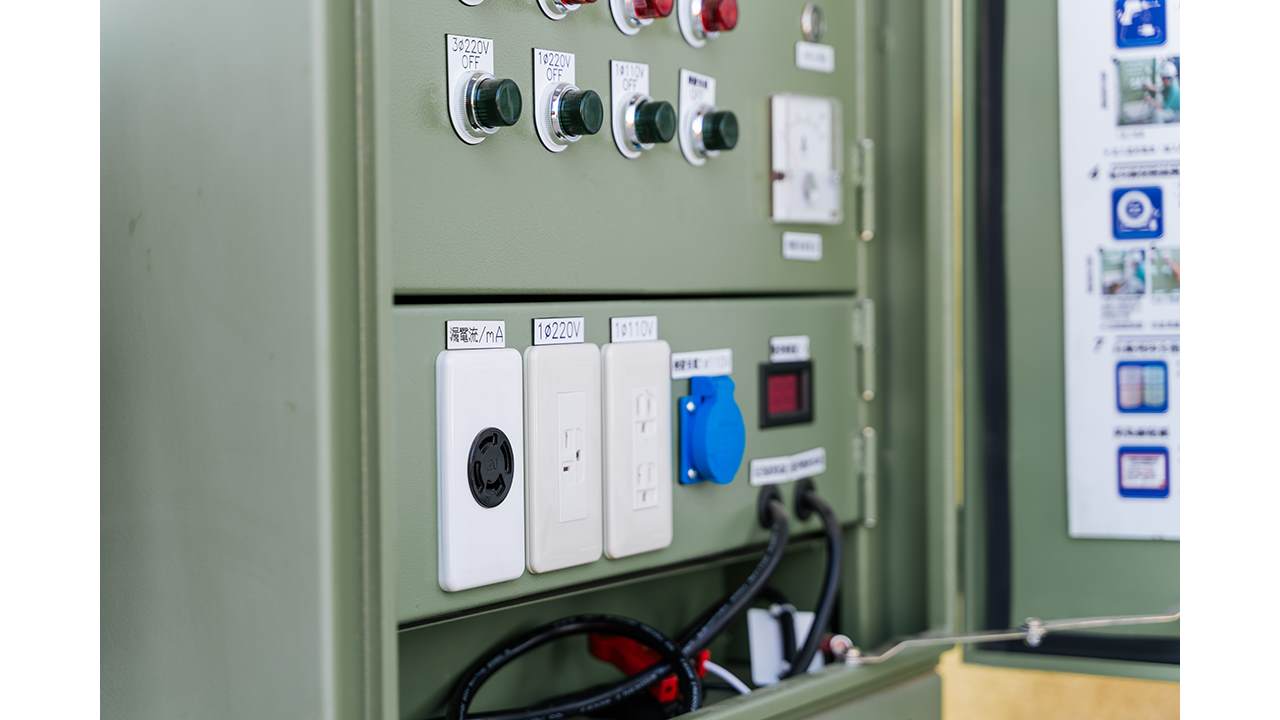 完成漏電檢測後的設備方可攜入工地，而經過檢測的工具也會定期複檢。